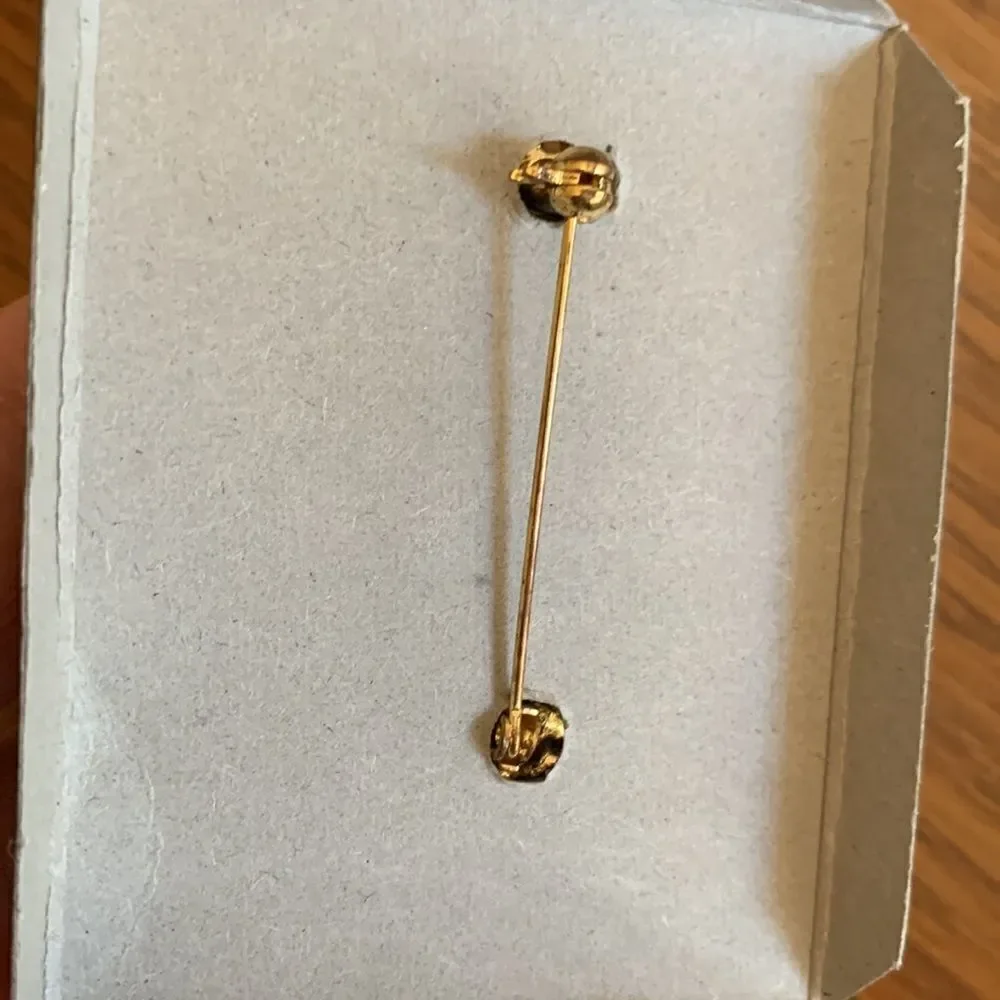 New‎ in box gold tone reindeer holding Christmas presents brooch pin